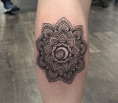  Tatouage mandala sur le mollet